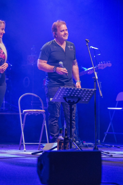 Jakub Smolík s kapelou v Sázavě